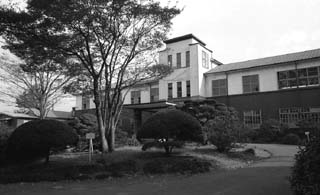 old_main_building_in_1970s