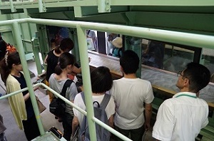 公開実験を見学する様子