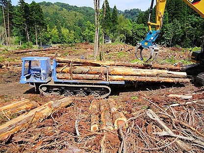 Photo:a large-sized forwarder 