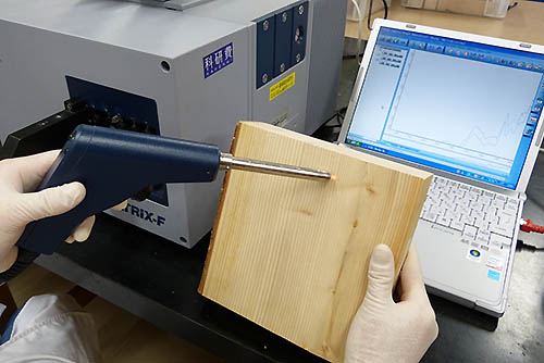 Photo：Measuring the near infrared spectrum of a wood sample