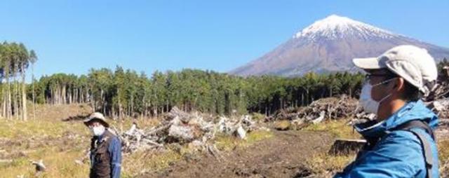 写真2.民間企業と連携して富士山山麓に展示林を設定するための現地調査の様子