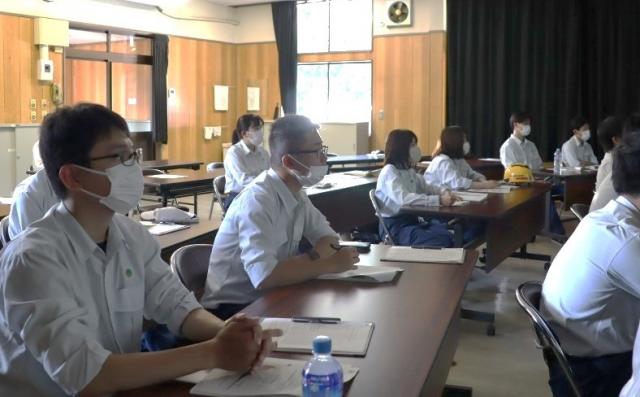 室内での講義の様子