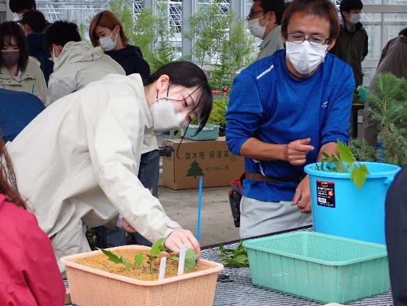 写真3グループ毎に担当する職員がさし付け方法について指導