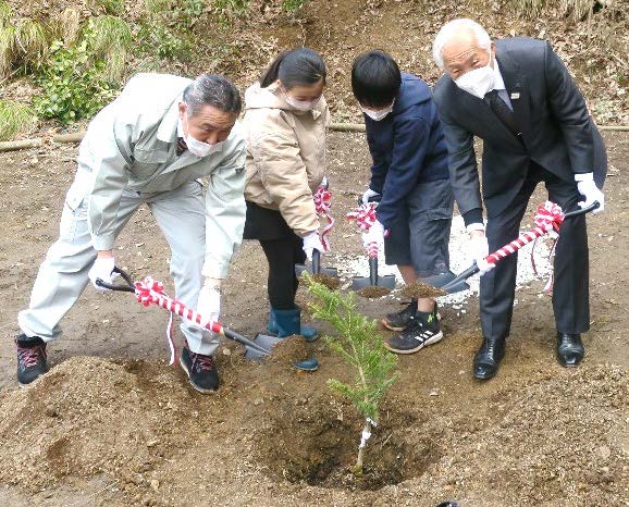 養父市長・宿南小の児童と記念植樹