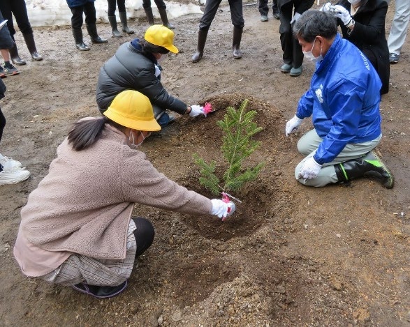 養父市長・宿南小の児童と記念植樹