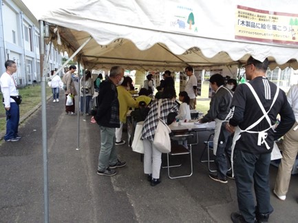 森林整備センターと森林保険センターによる「木製品の絵付け」体験