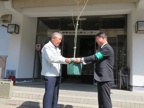 「帝釈始終のコナラ」後継樹を地元の自治振興区会長に手渡し