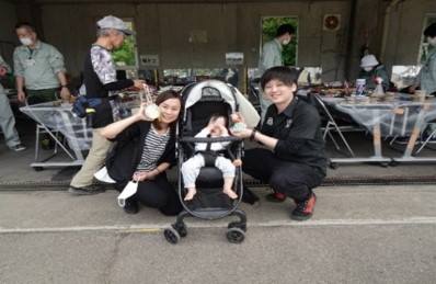 「山の天然素材を利用した木工品作り」コーナーの様子