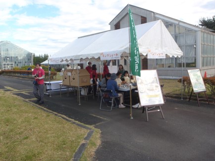 森林総合研究所による「木製ランプシェード作り」体験