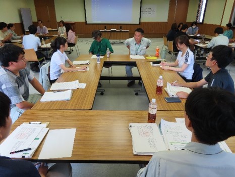 写真3先輩職員との意見交換