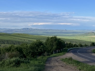 写真1見渡すかぎりの草原と山々