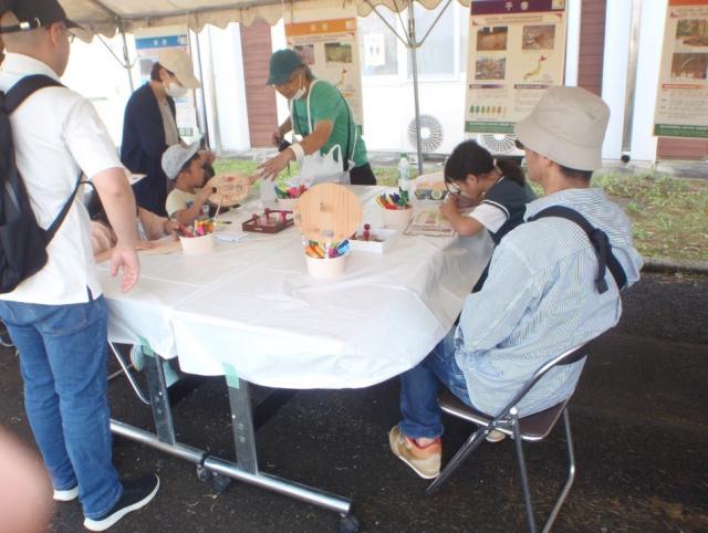 森林整備センターと森林保険センターによる「丸うちわの絵付け」体験