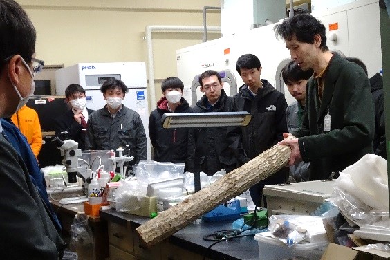 研究施設で行っている研究概要の説明