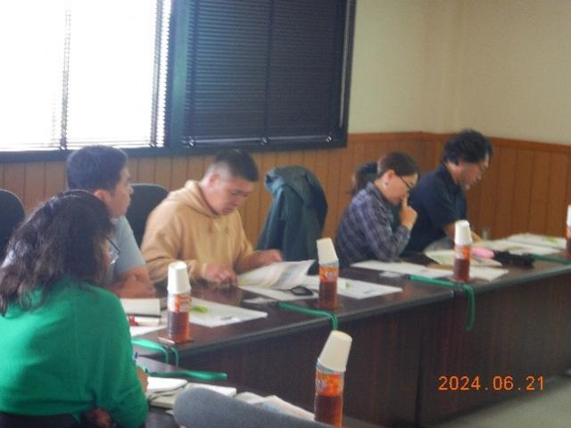 センターの概要説明を受ける来所者