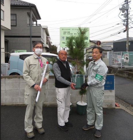写真1 後継樹苗木譲渡