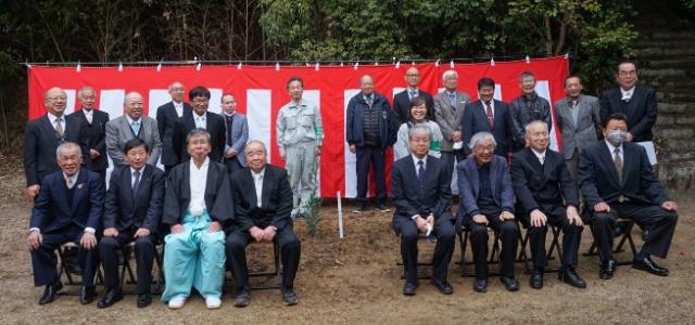 写真2 里帰り植樹祭記念撮影