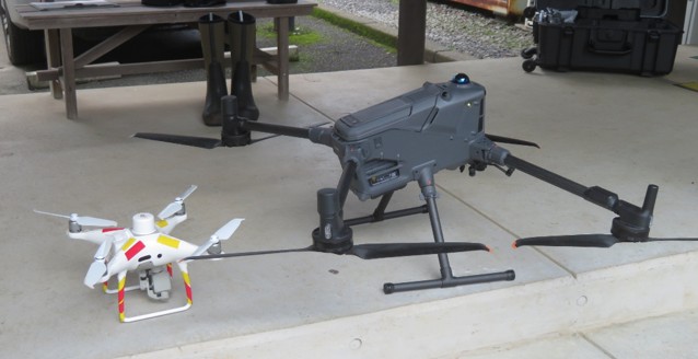 写真1昨年度に導入したUAV（右）