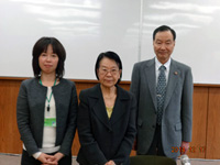原先生を囲んで鈴木理事長と宮本室長