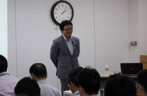 講演する佐野氏
