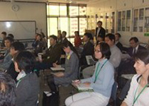 講演を聞く職員の様子
