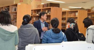 木材標本室見学の様子