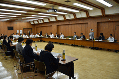 総会の様子（13機関の参加）
