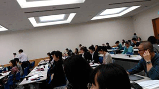 写真3:会場は大勢の参加者で熱気にあふれてました