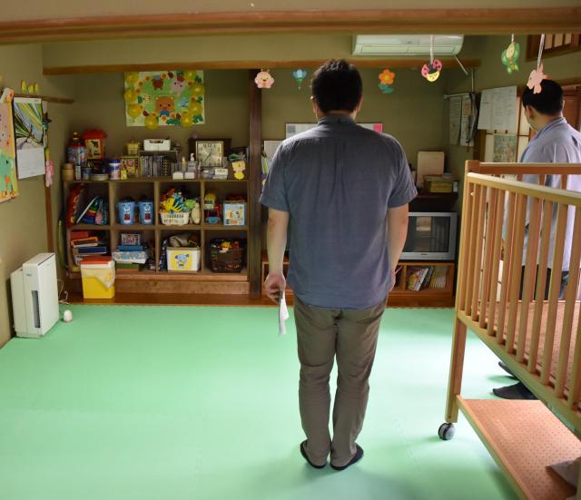 伊ヶ崎室長より見学者へ個別に説明