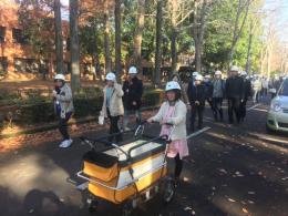 乳母車で保育士避難の様子