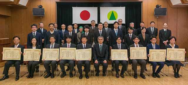 森林研究・整備機構役員と理事長賞受賞者の記念写真