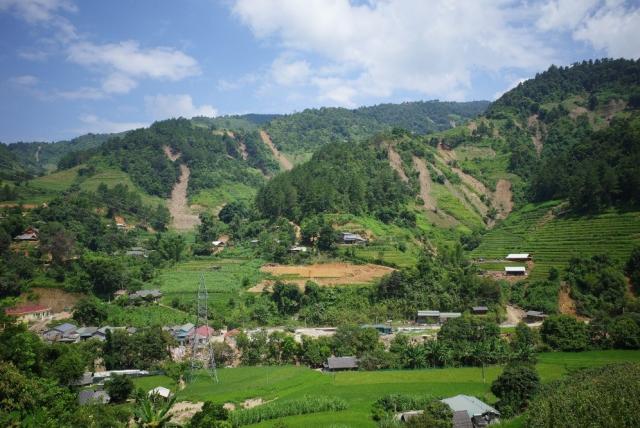 ベトナム山間域で山の一部が表層崩壊を起こしている風景