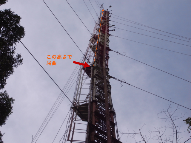 折れ曲がった観測タワーの写真。屈曲は倒木がタワーの金属ステイに依りかかったことで発生したと考えられる。