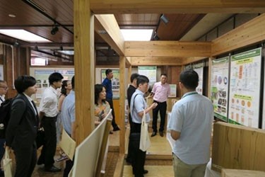 写真01.森林総合研究所のロビーで展示物を見学している様子