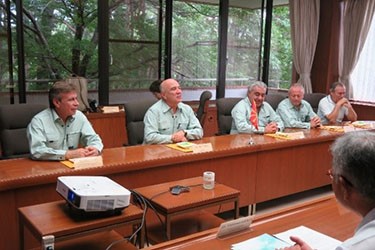 写真04.特別会議室で、マケドニア国から来所された方々と意見交換を行っている様子