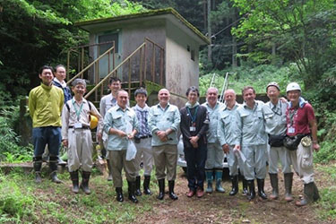 写真06.マケドニア国の皆さんと筑波共同試験地の管理小屋の前で記念の集合写真