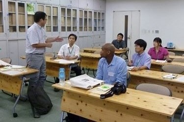 写真09.セミナールームで研究紹介と意見交換を行っている様子