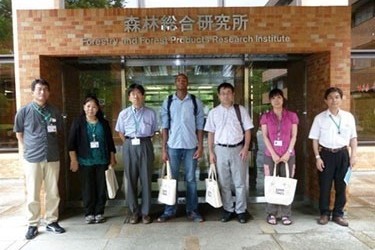 写真11.森林総合研究所正面玄関での集合写真
