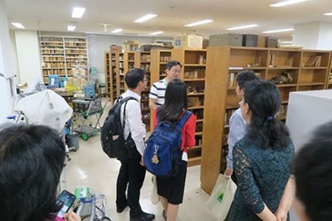 写真13.木材標本室で、森林総合研究所の組織材質研究室長が内部を紹介している様子