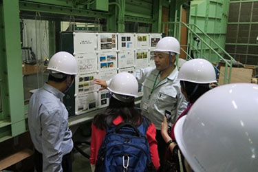 写真14.防災特殊実験棟で、内部の様子を紹介している様子
