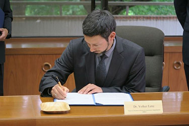 写真16.MOU附属書に署名するドイツバイオマス研究センター熱化学研究領域長