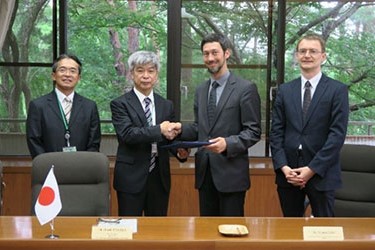 写真17.MOU附属書の締結後に、握手を交わすドイツバイオマス研究センター熱化学研究領域長と田中理事