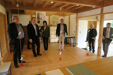 実験住宅の屋内で担当者から説明を受けている様子