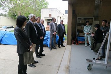 次世代建築実験棟での研究内容を紹介している様子