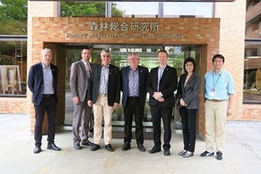 森林総合研究所正面玄関での集合写真
