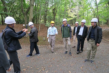 樹木園で見学されている様子
