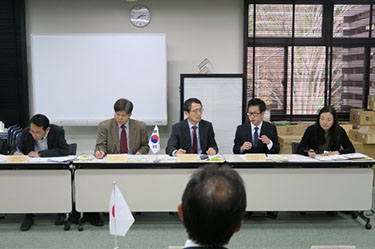 意見交換の様子。韓国側の方々が写っています。