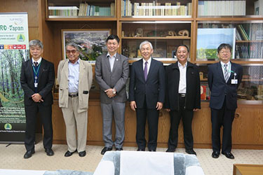理事長室での集合写真。沢田理事長を中心に、右端が柳田理事、左端が田中理事です。