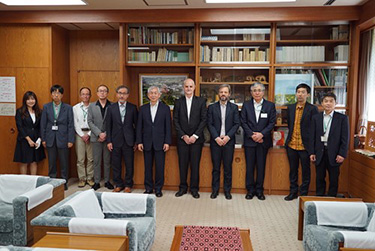 理事長室での集合写真。顔ぶれは沢田理事長と意見交換に参加したメンバーです。