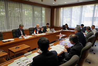 特別会議室での意見交換の様子