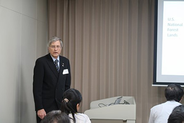 講演するRudie博士